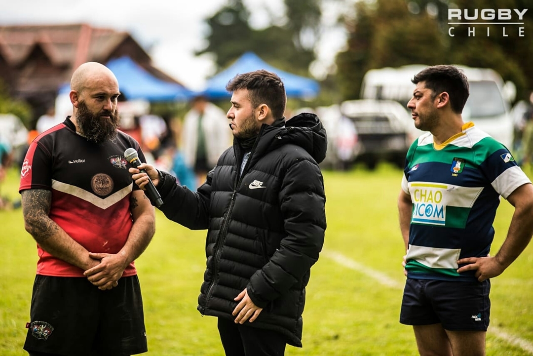 Fotografía entrevistando a los jugadores que protagonizaron las finales del torneo de rugby de la ARUS en el año 2019.